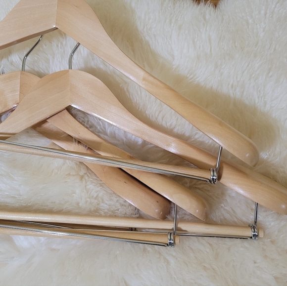 BNIB large shoulder premium wooden hangers 4-pack - Picture 4 of 6